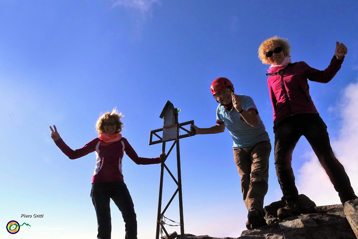 01 Alla croce di vetta del Pizzo Redorta (3038 m) per la prima volta.JPG -                                